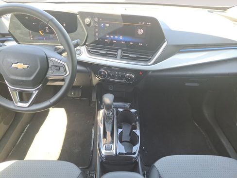 Used 2025 Chevrolet Trax LT w/ LT Convenience Package image 11