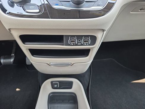 Used 2023 Chrysler Pacifica Touring-L FWD image 27