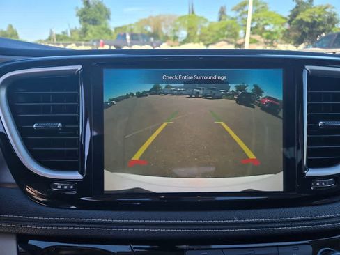 Used 2023 Chrysler Pacifica Touring-L FWD image 11