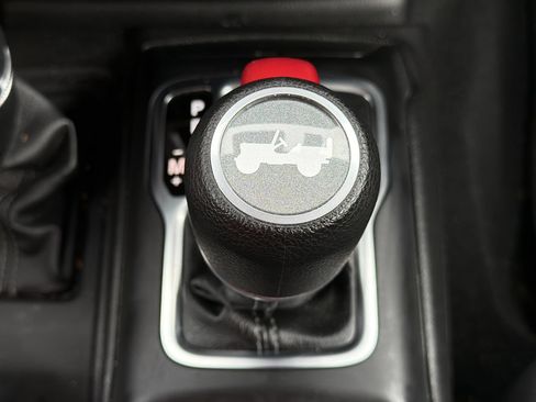 Used 2025 Jeep Wrangler Unlimited Sahara AWD/4WD image 8