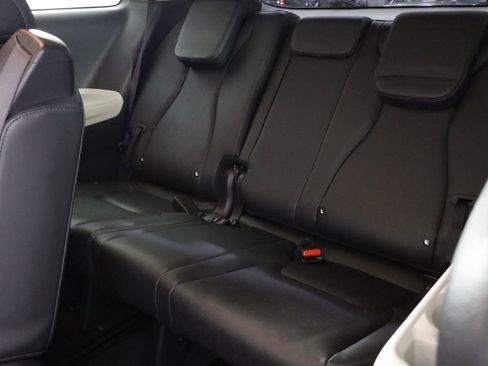 Used 2023 Kia Carnival LX FWD image 17