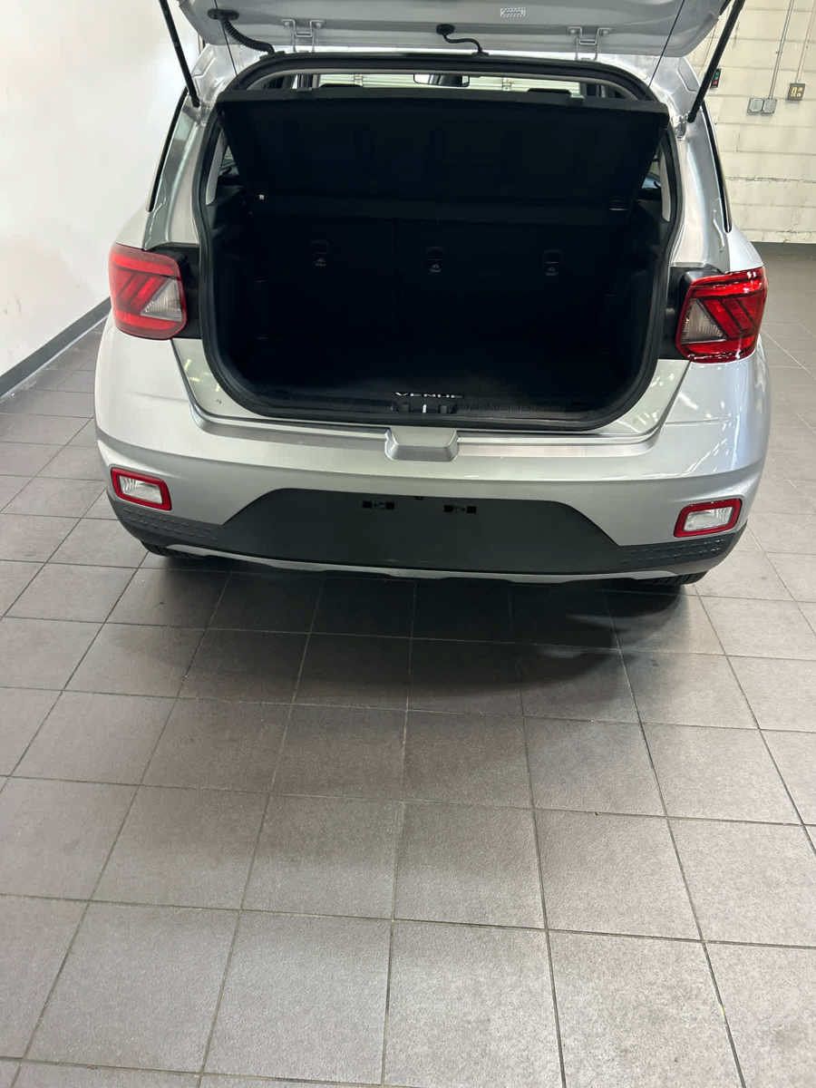 Used 2023 Hyundai Venue SEL FWD image 11