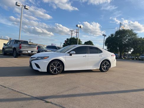 Used 2020 Toyota Camry SE image 4