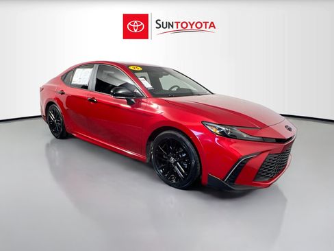 Used 2025 Toyota Camry SE FWD image 1