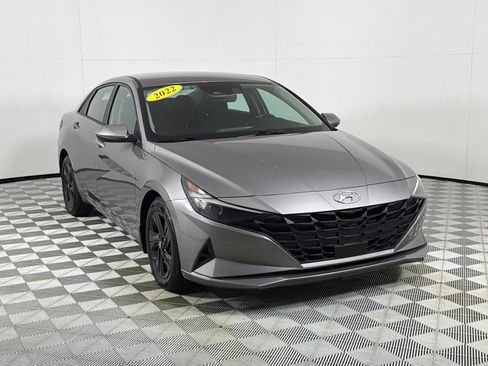Used 2022 Hyundai Elantra SEL w/ Convenience Package FWD image 3