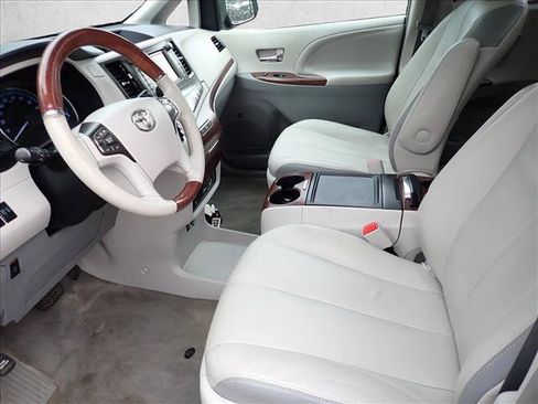 Used 2013 Toyota Sienna Limited w/ Premium Pkg AWD/4WD image 10