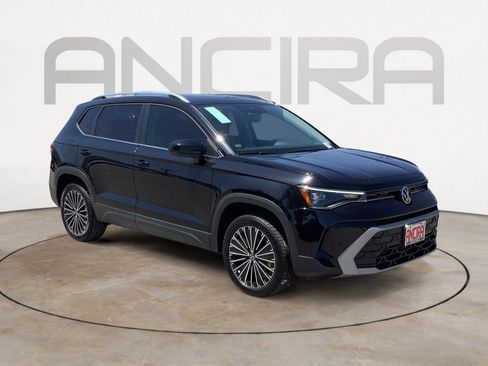 New 2026 Volkswagen Taos SE image 2