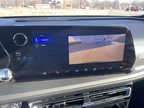 Used 2025 Chevrolet Traverse LT image 21