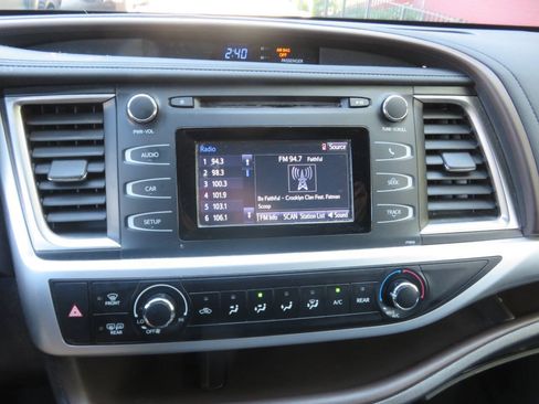 Used 2019 Toyota Highlander LE AWD/4WD image 17
