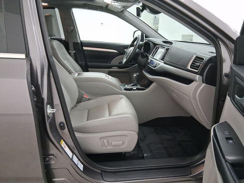 Used 2019 Toyota Highlander XLE image 32