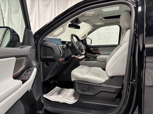 Used 2025 Ford Expedition Platinum AWD/4WD image 10
