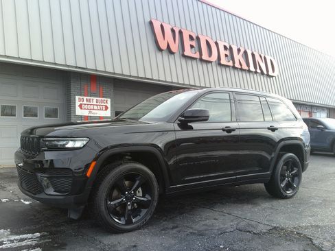Used 2024 Jeep Grand Cherokee Altitude image 1
