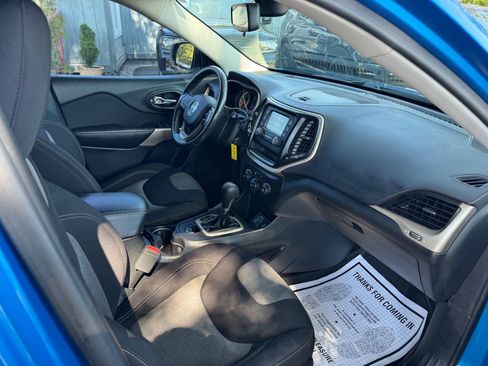 Used 2018 Jeep Cherokee Latitude w/ Altitude Package FWD image 17