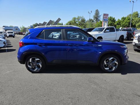 Used 2023 Hyundai Venue SEL FWD image 4