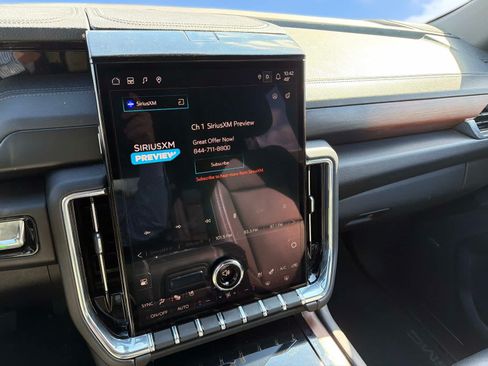 Used 2025 GMC Yukon Denali AWD/4WD image 14