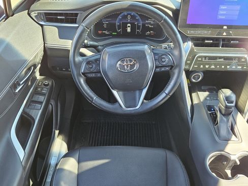 Used 2023 Toyota Venza Limited image 6