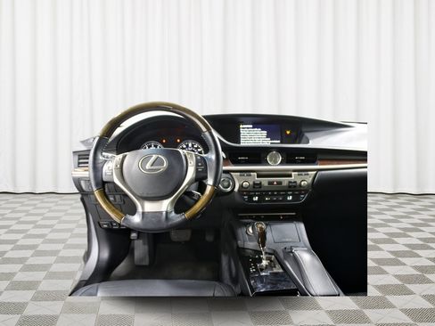 Used 2015 Lexus ES 350 w/ Luxury Package FWD image 2