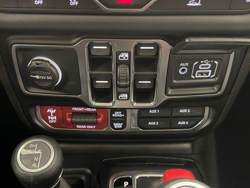 Used 2025 Jeep Gladiator Rubicon w/ Technology Group AWD/4WD image 32