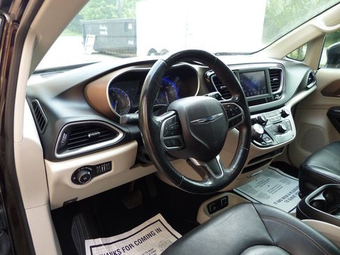Used 2019 Chrysler Pacifica Touring-L FWD image 23