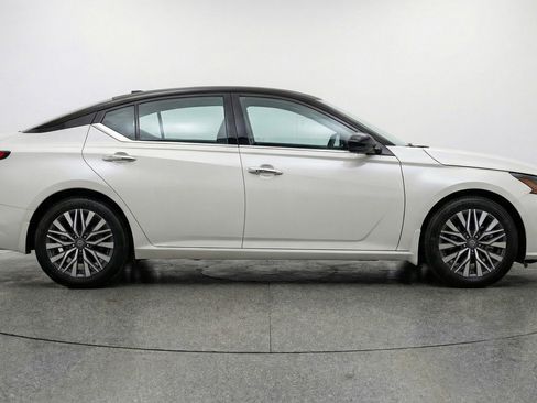 Used 2025 Nissan Altima 2.5 SV image 11