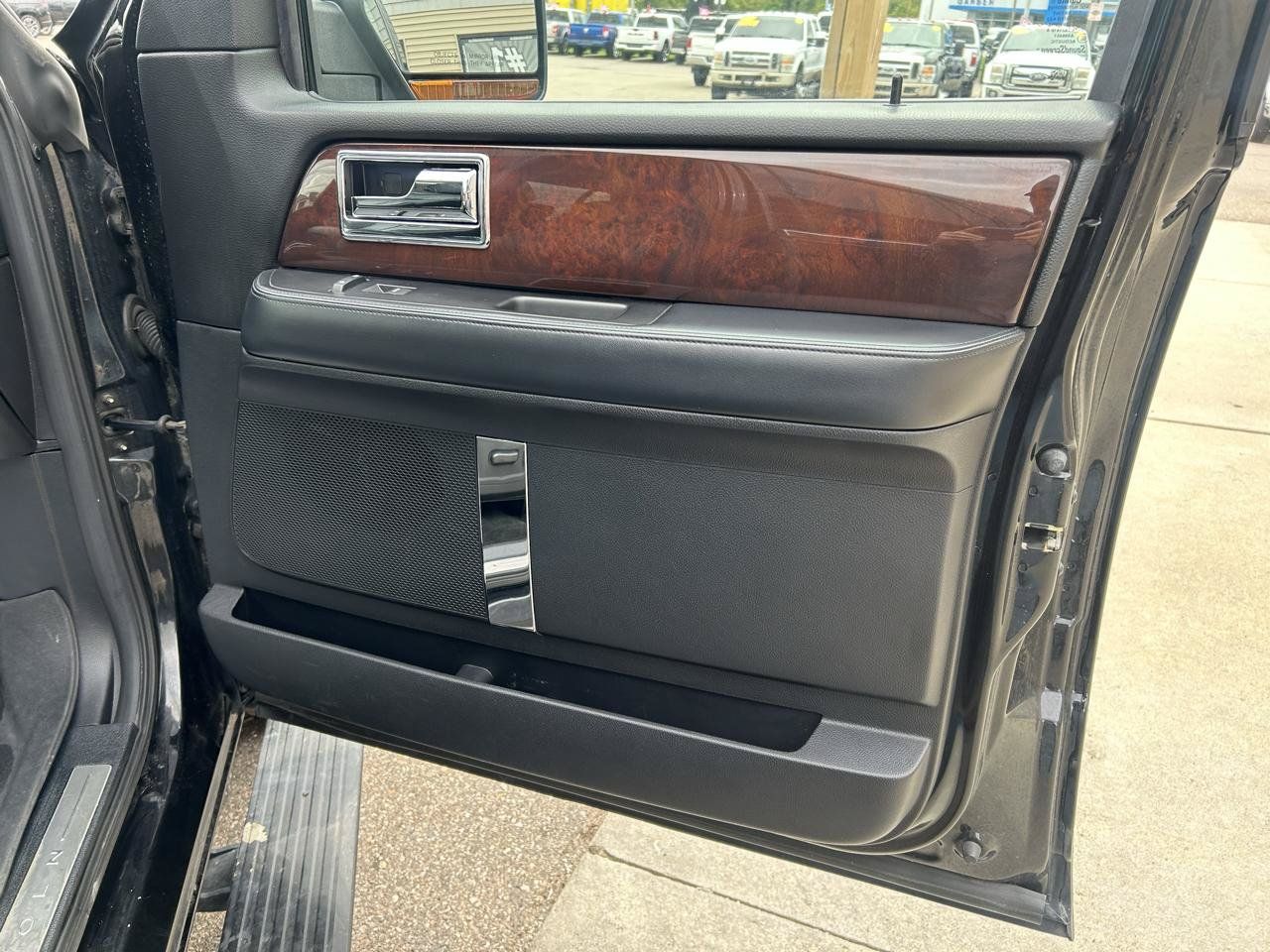 Used 2016 Lincoln Navigator L Select AWD/4WD image 17