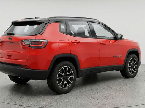 Used 2025 Jeep Compass Trailhawk image 9