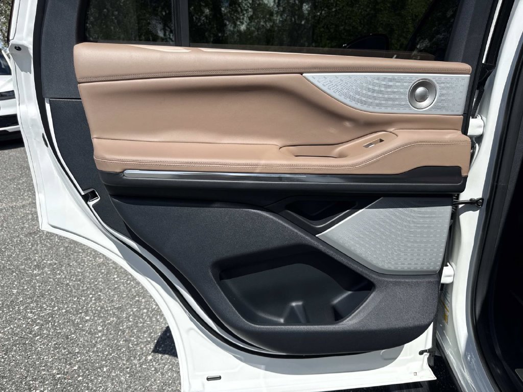 New 2027 Lincoln Navigator Black Label AWD/4WD image 14