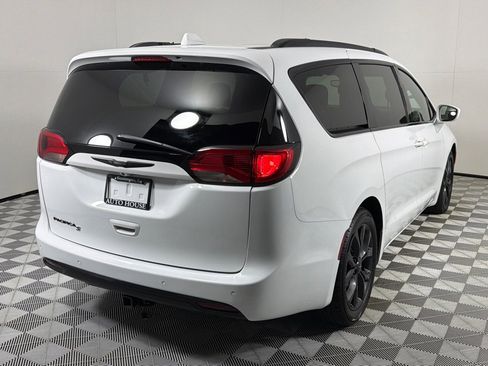 Used 2018 Chrysler Pacifica Touring Plus w/ S Appearance Package FWD image 5