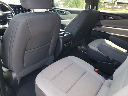 Used 2025 Chevrolet Traverse LT FWD image 13