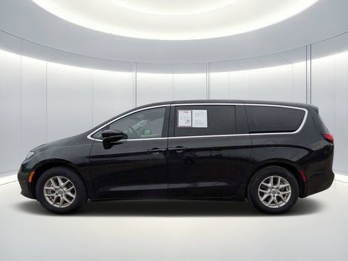 Used 2023 Chrysler Pacifica Touring-L FWD image 7