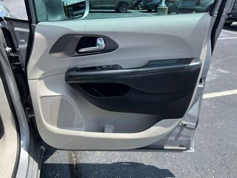 Used 2018 Chrysler Pacifica Limited FWD image 34
