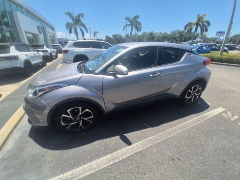 Used 2018 Toyota C-HR XLE FWD image 3