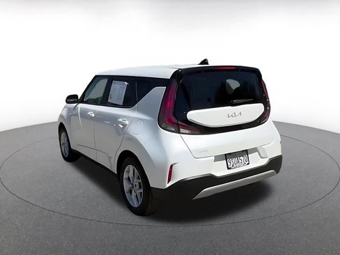 Used 2025 Kia Soul LX w/ LX Technology Package FWD image 10