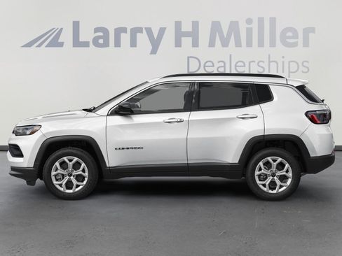 Used 2025 Jeep Compass Latitude AWD/4WD image 6