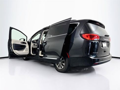 Used 2017 Chrysler Pacifica Touring-L FWD image 23