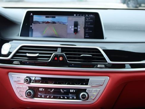 Used 2022 BMW 750i xDrive w/ M Sport Package AWD/4WD image 18