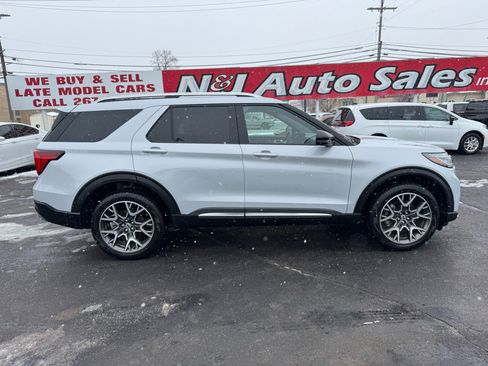 Used 2025 Ford Explorer Platinum w/ Ultimate Package image 4