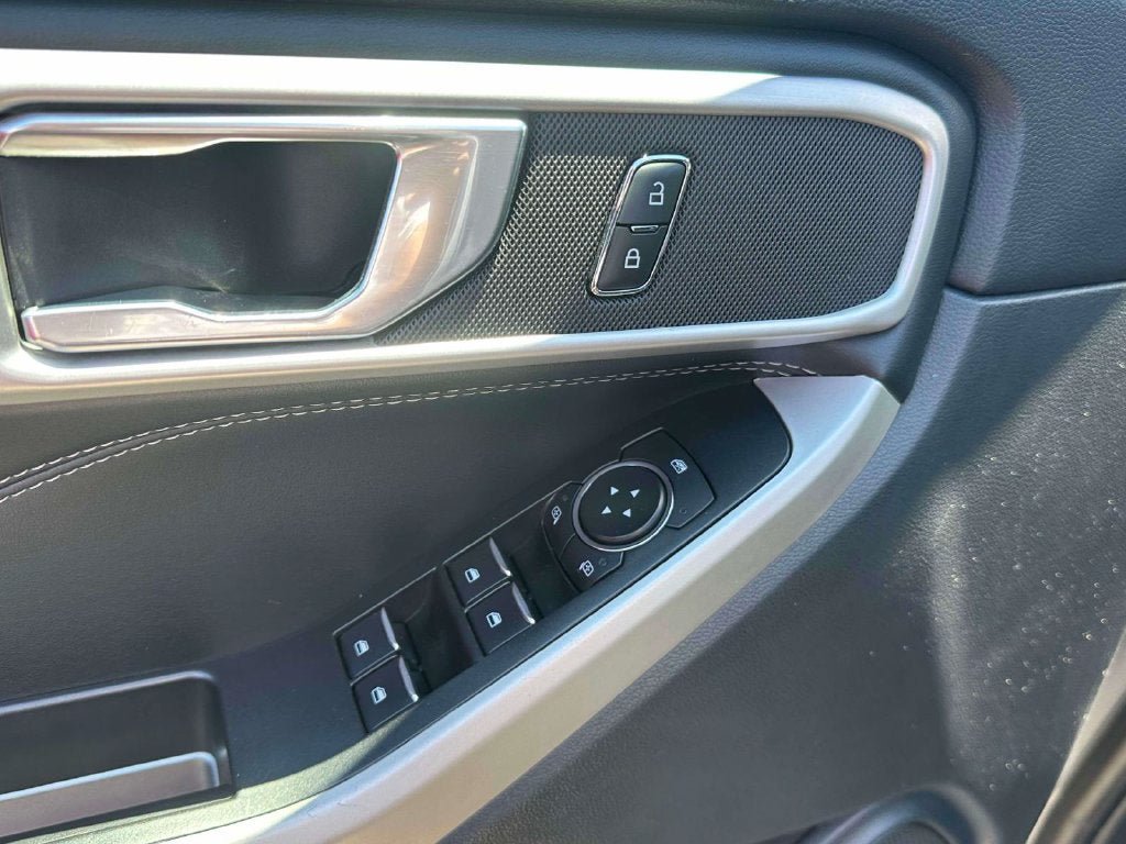 Used 2021 Ford Explorer XLT w/ Equipment Group 202A AWD/4WD image 18