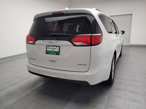 Used 2017 Chrysler Pacifica Limited w/ UConnect Theater Package image 7