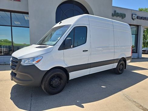 Used 2025 Mercedes-Benz Sprinter 2500 image 3