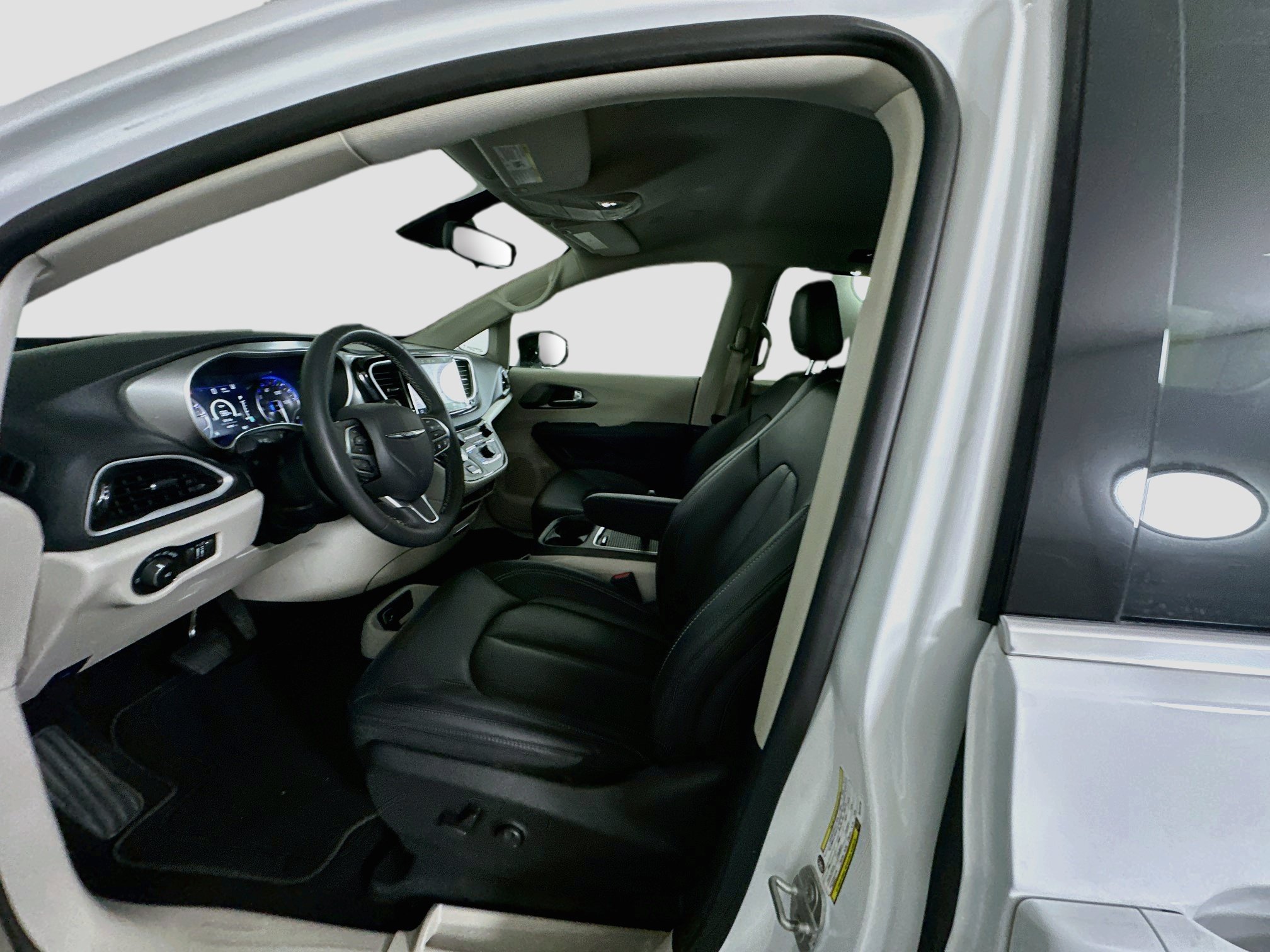 Used 2024 Chrysler Pacifica Touring-L FWD image 13