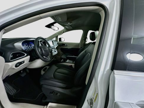 Used 2024 Chrysler Pacifica Touring-L FWD image 13