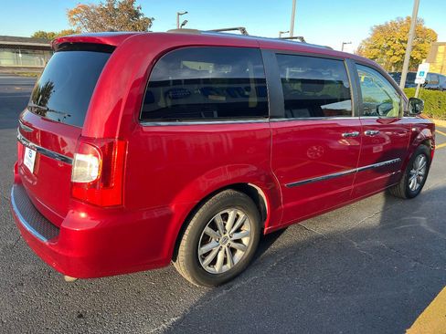 Used 2014 Chrysler Town & Country Touring-L image 12
