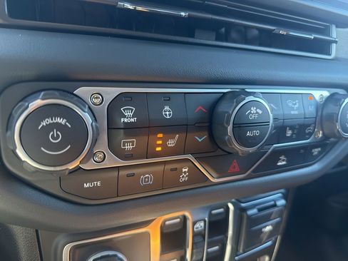 Used 2025 Jeep Wrangler Unlimited Sahara AWD/4WD image 21