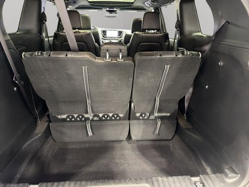 Used 2025 Chrysler Pacifica Limited image 8