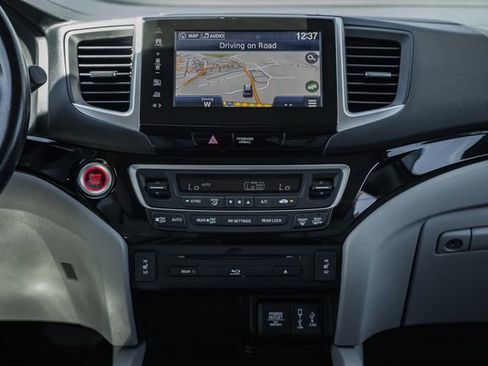 Used 2017 Honda Pilot Touring image 22