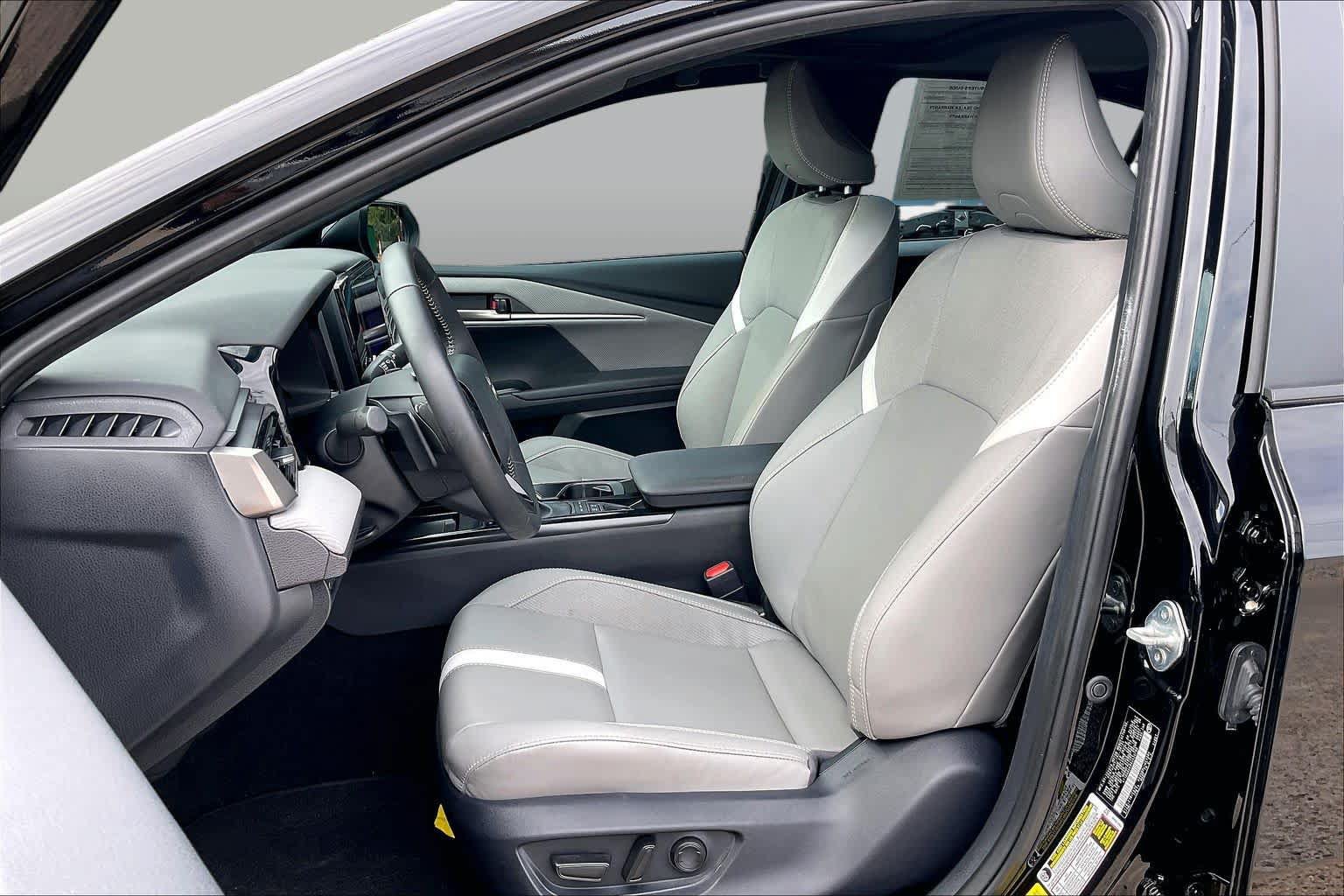 Used 2025 Toyota Camry SE w/ Convenience Package FWD image 8