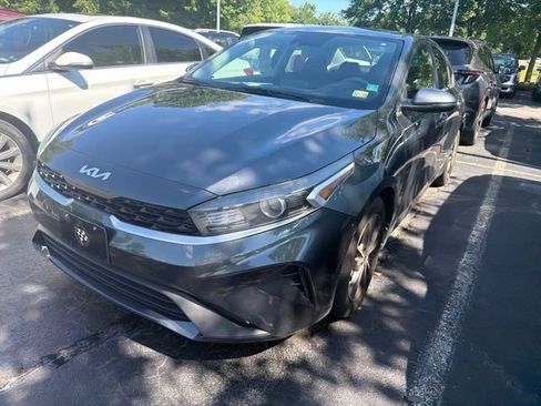 Used 2022 Kia Forte LXS w/ LXS Technology Package FWD image 4