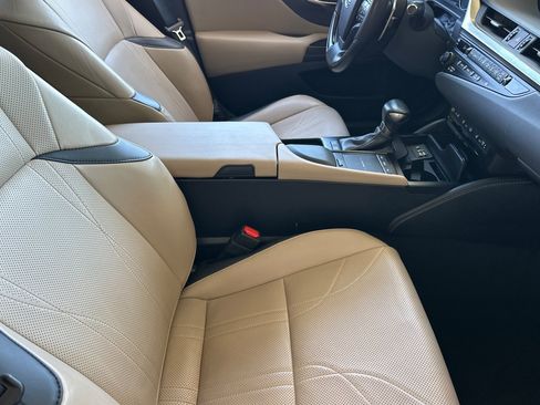Used 2019 Lexus ES 300h w/ Accessory Package FWD image 32