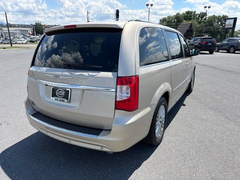 Used 2013 Chrysler Town & Country Touring-L w/ Driver Convenience Group FWD image 5